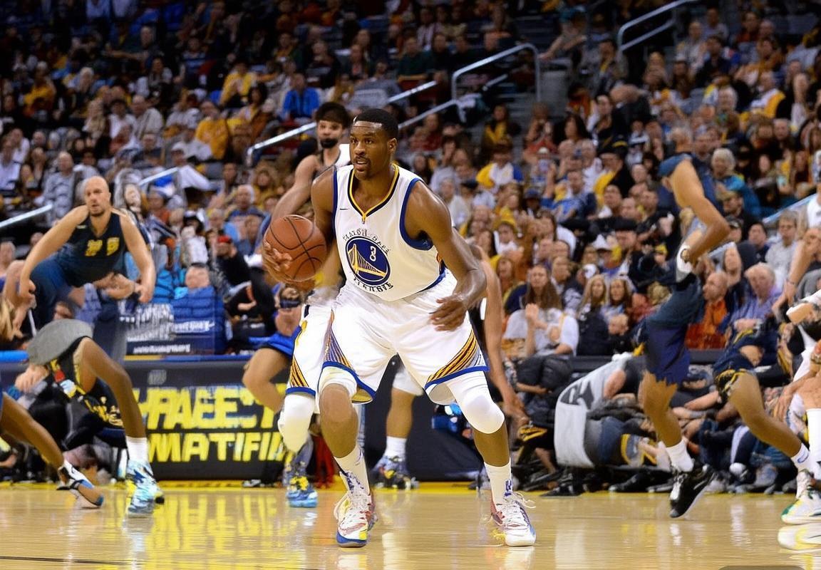 库里26分引领勇士团队篮球胜魔术，班凯罗准三双难阻失利